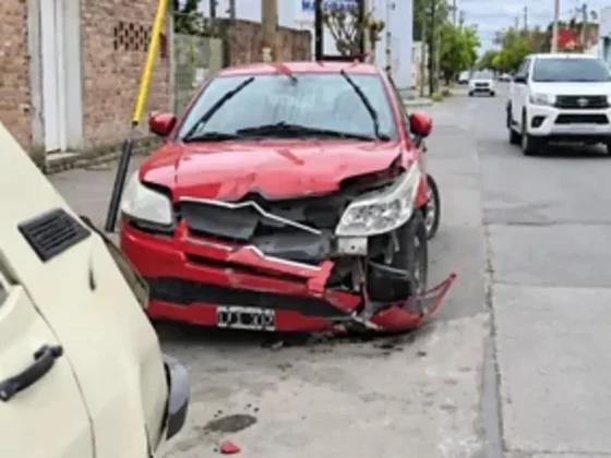 Manejaba presuntamente alcoholizado, chocó cuatro autos estacionados en Salta y prometió pagar los daños
