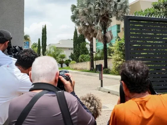 Miembros de los medios de comunicación trabajan en las afueras de la residencia del senador brasileño Flávio Bolsonaro