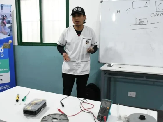 Reparar para ahorrar: vecinos aprenden a arreglar planchas y pavas eléctricas