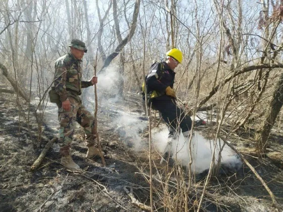 Equipos municipales intensifican acciones para controlar el incendio en el cerro 20 de Febrero