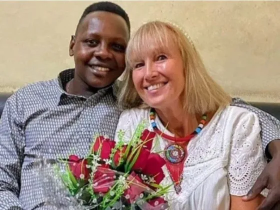 Viajó a Tanzania para casarse con un miembro de una tribu 30 años menor
