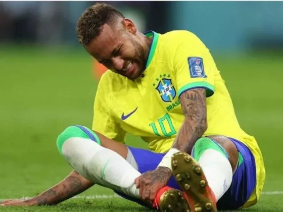 Neymar salió llorando y lesionado en su tobillo derecho