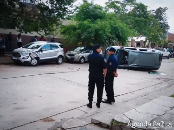 Barrio El Milagro: Brutal accidente y vuelco, terminó con una familia trasladada al hospital San Bernardo