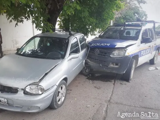 Patrullero se llevó puesto un auto estacionado y provocó un choque en cadena: Hay dos policías lesionados