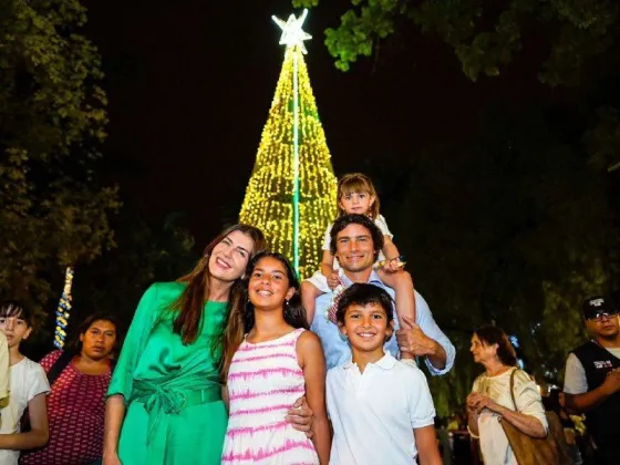 Se realizó el tradicional encendido del árbol navideño en la plaza 9 de Julio