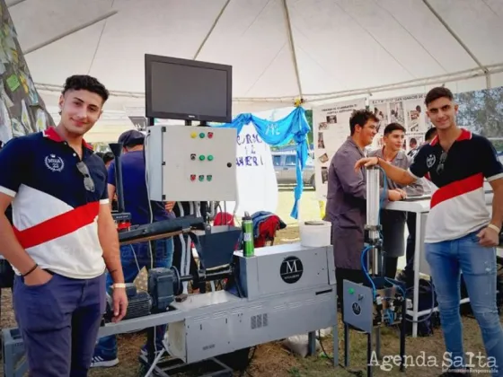 Alumnos de la Técnica Einstein crearon una máquina para fabricar ladrillos con botellas recicladas