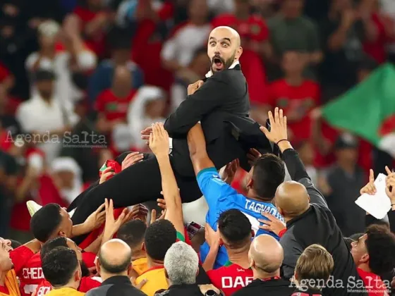 Todo el plantel elevó a Regragui una vez que finalizó el partido contra Portugal (Foto: Reuters)