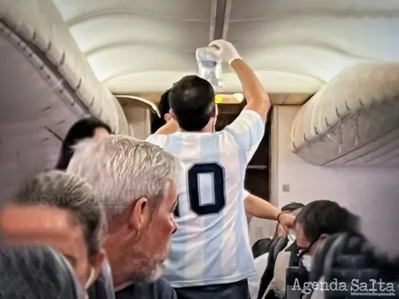 Un médico le salvó la vida a un turista en pleno vuelo durante el partido de Argentina contra Países Bajos