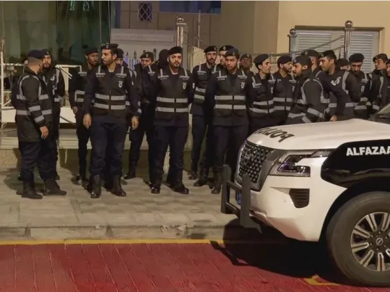 Hinchas argentinos protestaron por la falta de entradas y la policía los rodeó