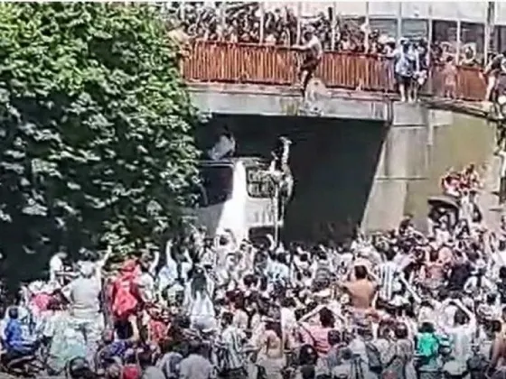 Dos hinchas se arrojaron desde un puente al micro de la Selección Argentina y uno de ellos cayó al vacío