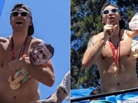 Dibu Martínez se mostró en la caravana con un muñeco con la cara de Mbappé y desató la furia en Francia