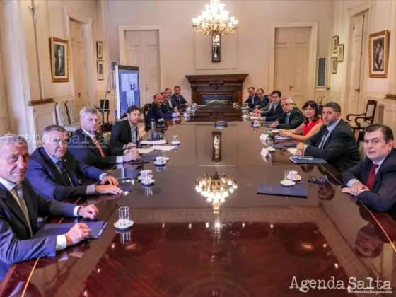 El presidente Fernández, junto a los gobernadores alineados al gobierno nacional.