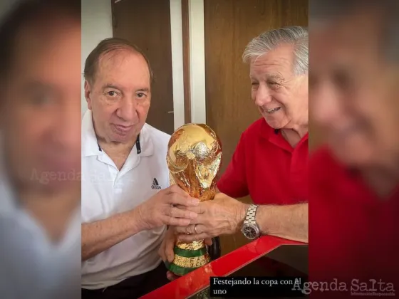 “Festejando la Copa con el uno” Bilardo levanto la copa mundial ganada por Messi y la selección argentina