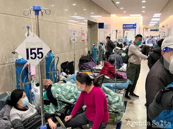 Pacientes tumbados en camas en un pasillo del servicio de urgencias del Hospital Zhongshan, en medio del brote de la enfermedad por coronavirus (COVID-19) en Shanghái, China