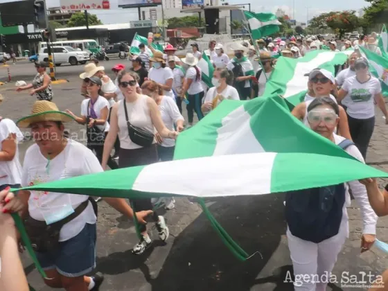 Un grupo de mujeres participa en una marcha para pedir al Gobierno la liberación del gobernador opositor Luis Fernando Camacho. Foto: EFE.