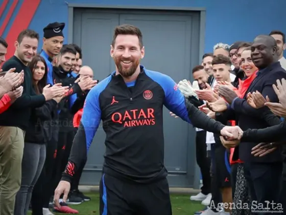 Lionel Messi fue recibido en el PSG con aplausos y regalo