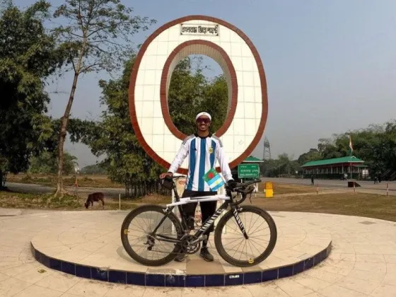 Un ciclista de Bangladesh recorrió 1003 km en su país en honor a Messi
