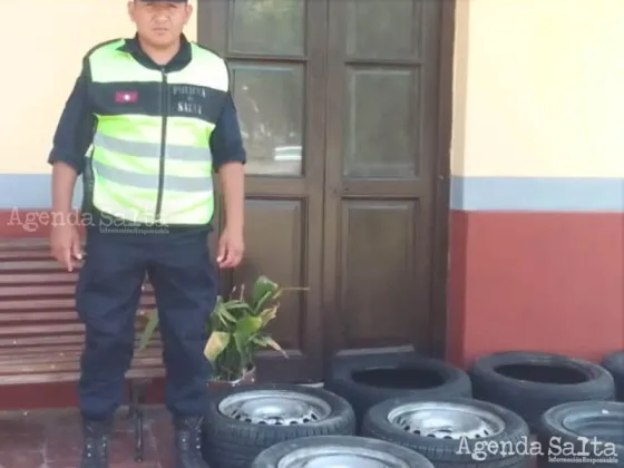 Un policía de la provincia de Salta posa junto al producto incautado