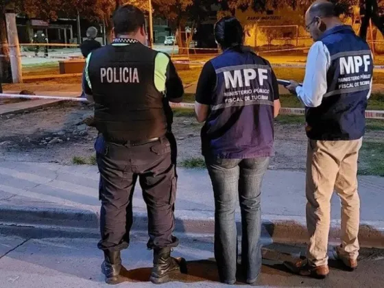 HORROR: Una mujer mató a puñaladas a su novio en medio de una discusión en una plaza