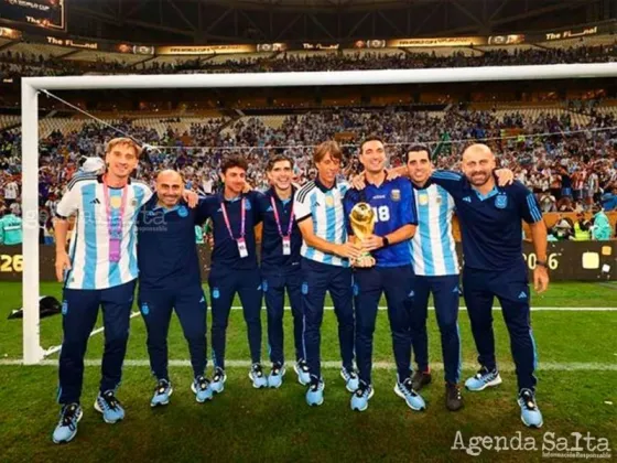 Rodrigo Barrios, el segundo desde la izquierda, deja el cuerpo técnico campeón del mundo con Argentina