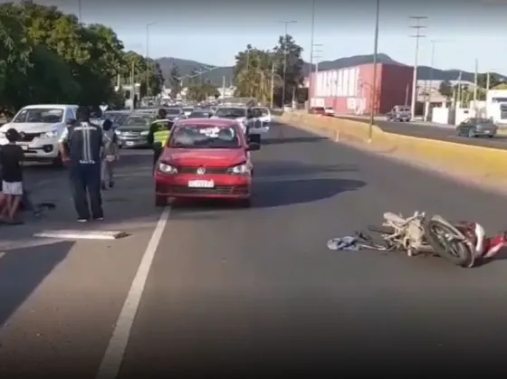 Fuerte choque entre una moto y un auto a metros de la Rotonda de Limache